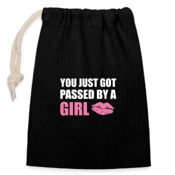 You just got passed by a girl - Closable cotton gift bag (14x20cm) - black - Front