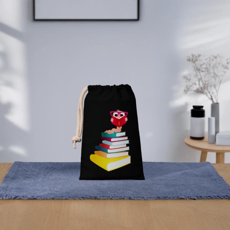 Knowledge-thirsty bookworm while reading a book Closable cotton gift bag (14x20cm)