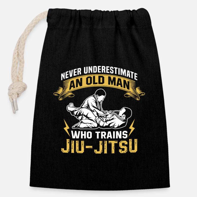 Never Underestimate Old Man Who Trains Jiu Jitsu - Closable cotton gift bag (14x20cm) - black