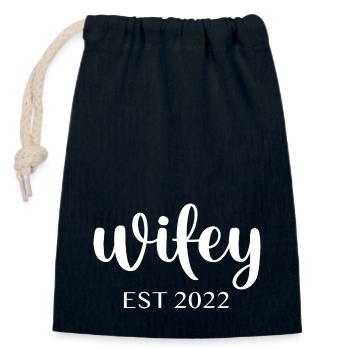 wifey EST 2022 - Verschließbarer Geschenkbeutel aus Baumwolle (14x20cm) - Navy - Vorne