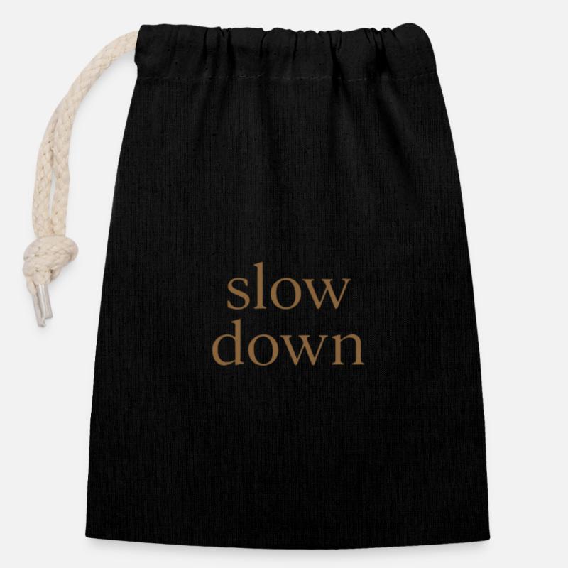 Slow Down | Minimalistisches Achtsamkeits-Statemen - Verschließbarer Geschenkbeutel aus Baumwolle (14x20cm) - Schwarz