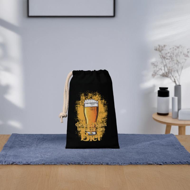 This man needs a beer Closable cotton gift bag (14x20cm)