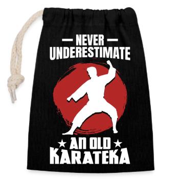 Never Underestimate an Old Karateka - Closable cotton gift bag (14x20cm) - black - Front
