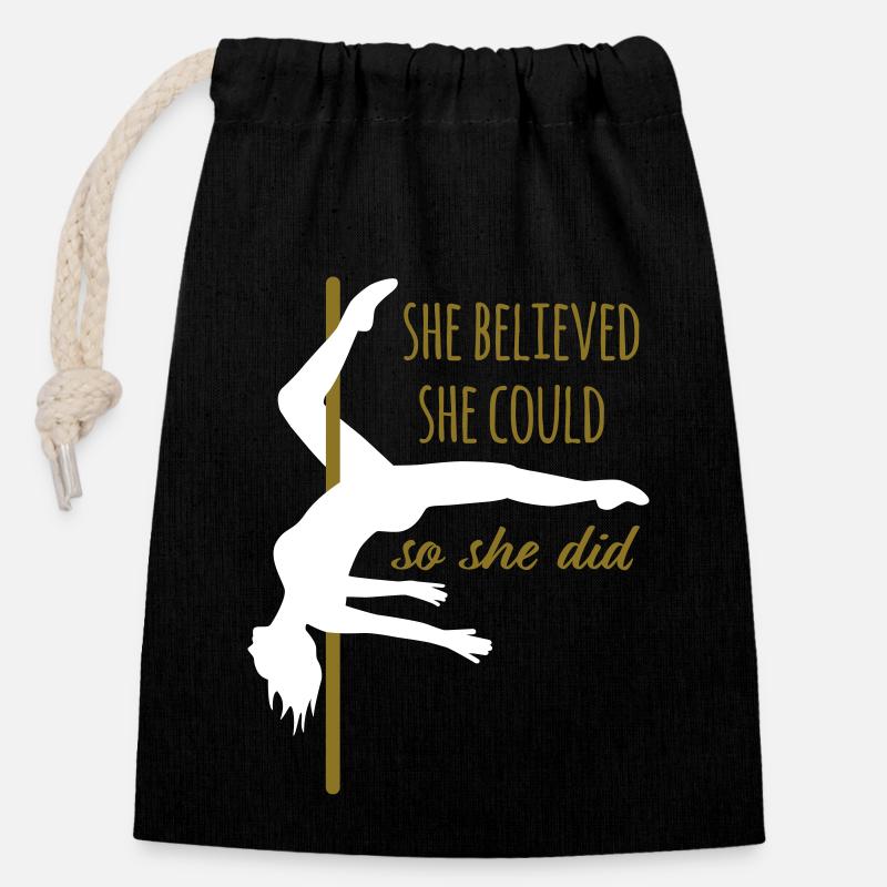 Poledance Trick Scorpio mit Zitat "She believed" - Verschließbarer Geschenkbeutel aus Baumwolle (14x20cm) - Schwarz