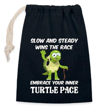 Slow and steady wins the race embrace turtle pace - Verschließbarer Geschenkbeutel aus Baumwolle (14x20cm) - Navy - Vorne