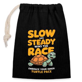 Slow and steady wins the race embrace turtle pace - Verschließbarer Geschenkbeutel aus Baumwolle (14x20cm) - Schwarz - Vorne