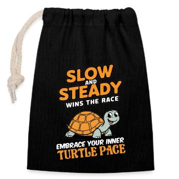 Slow and steady wins the race embrace turtle pace - Verschließbarer Geschenkbeutel aus Baumwolle (14x20cm) - Schwarz - Vorne