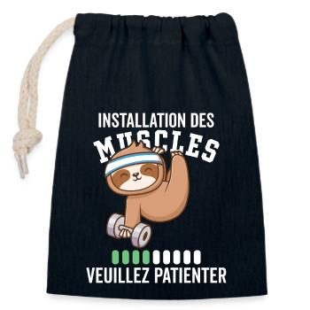 Muskelinstallation: Bitte warten - Verschließbarer Geschenkbeutel aus Baumwolle (14x20cm) - Navy - Vorne