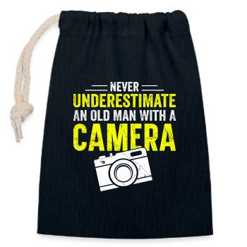 Never underestimate an old man with a camera - Closable cotton gift bag (14x20cm) - navy - Front