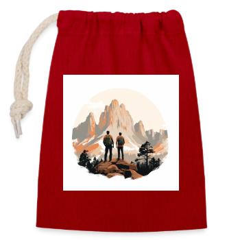 Hikers in front of an alpine landscape - Closable cotton gift bag (14x20cm) - red - Front