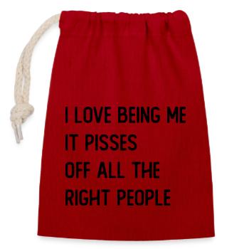 I love being me it pisses off all the right people - Verschließbarer Geschenkbeutel aus Baumwolle (14x20cm) - Rot - Vorne