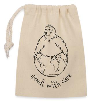 Hendl with care, Huhn brütet auf Erde - Verschließbarer Geschenkbeutel aus Baumwolle (14x20cm) - Natur - Vorne