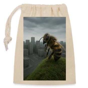 Riesige Biene über Stadtdach - Verschließbarer Geschenkbeutel aus Baumwolle (14x20cm) - Natur - Vorne