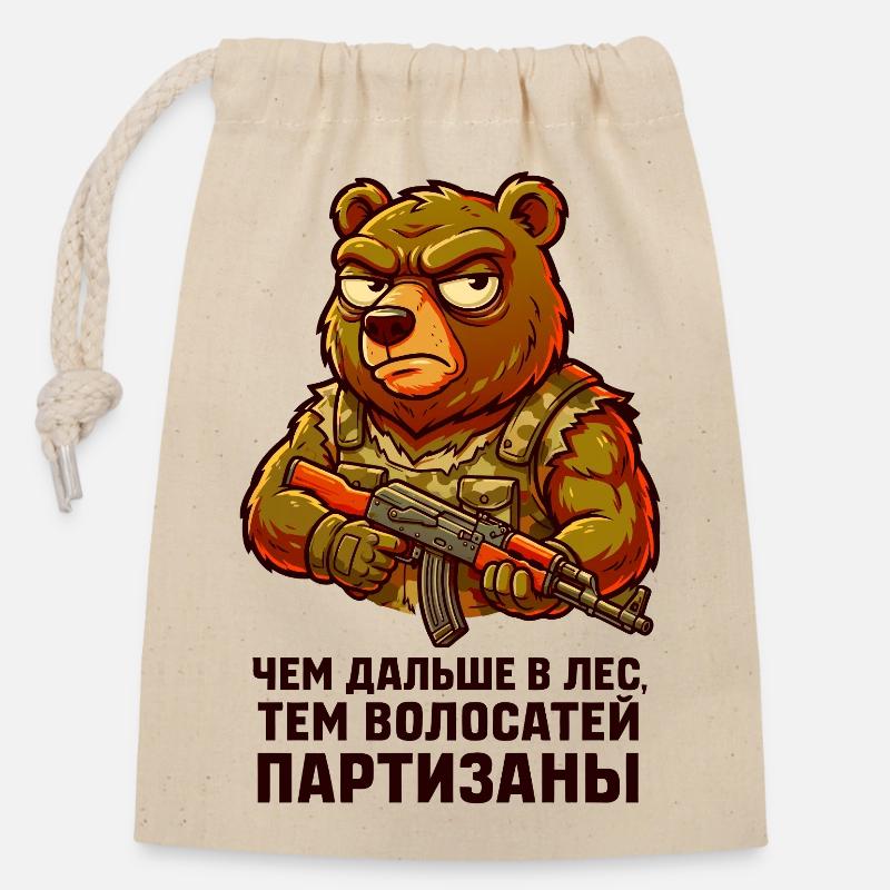 Bär-Partisan mit Gewehr. "Чем дальше в лес..." - Verschließbarer Geschenkbeutel aus Baumwolle (14x20cm) - Natur