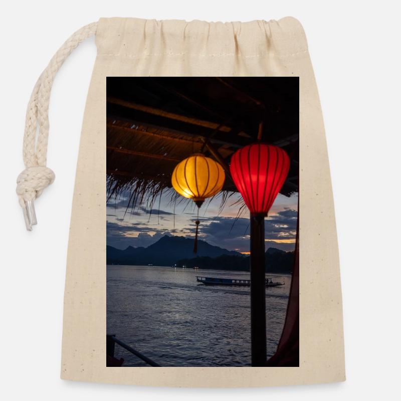 Lanternes du soir au-dessus de l’eau - Sac cadeau en coton avec cordon (14 x 20 cm) - nature