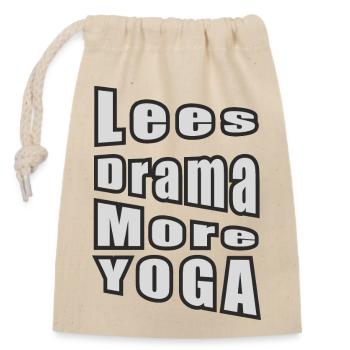 Weniger Drama, mehr Yoga - Verschließbarer Geschenkbeutel aus Baumwolle (14x20cm) - Natur - Vorne