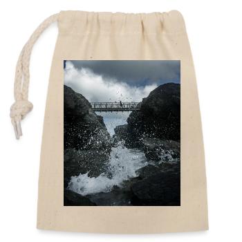 Stürmische Aufnahme der Brücke, die die Insel Porth verbindet - Verschließbarer Geschenkbeutel aus Baumwolle (14x20cm) - Natur - Vorne
