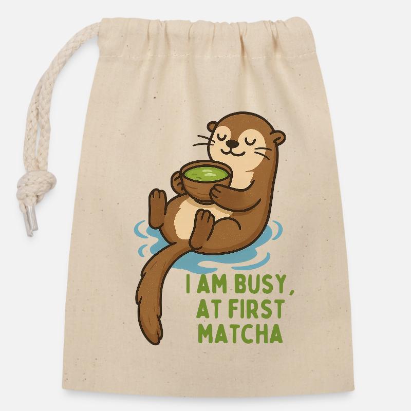 Otter genießt Matcha - i am busy first matcha - Verschließbarer Geschenkbeutel aus Baumwolle (14x20cm) - Natur