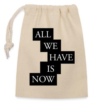 Tout ce qu’il nous reste, c’est maintenant - Blanc/Noir - Sac cadeau en coton avec cordon (14 x 20 cm) - nature - Devant