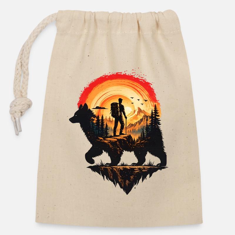 Wanderer und Bär bei Sonnenuntergang - Verschließbarer Geschenkbeutel aus Baumwolle (14x20cm) - Natur