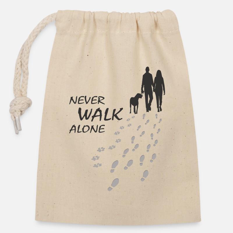 Hund - NEVER WALK ALONE, Mann Frau, Gassi - Verschließbarer Geschenkbeutel aus Baumwolle (14x20cm) - Natur