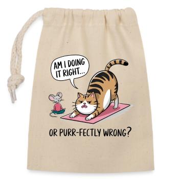 Lustige Katze Yoga Spruch – „Am I Doing It Right?“ - Verschließbarer Geschenkbeutel aus Baumwolle (14x20cm) - Natur - Vorne