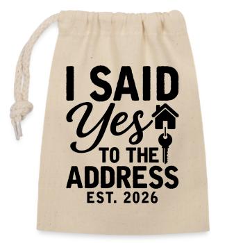 I Said Yes To The Address Est. 2026 - Verschließbarer Geschenkbeutel aus Baumwolle (14x20cm) - Natur - Vorne