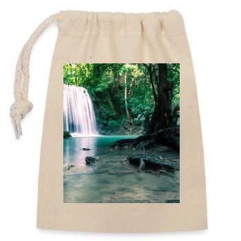 Grüner Wasserfall im Wald - Verschließbarer Geschenkbeutel aus Baumwolle (14x20cm) - Natur - Vorne