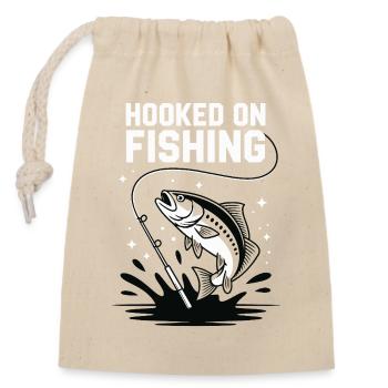 Hooked On Fishing - Angler Spruch - Verschließbarer Geschenkbeutel aus Baumwolle (14x20cm) - Natur - Vorne