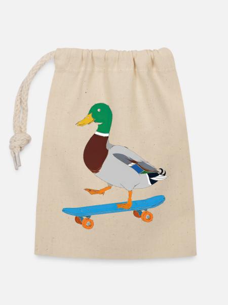Ente auf dem Skateboard - Verschließbarer Geschenkbeutel aus Baumwolle (14x20cm) - Natur