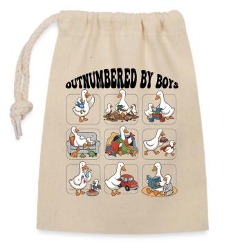 Von Jungs übertroffen Lustige Mama Gäns Familienleben - Verschließbarer Geschenkbeutel aus Baumwolle (14x20cm) - Natur - Vorne