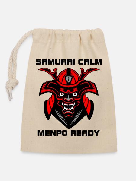 Ruhig wie ein Samurai – Menpo Ready - Verschließbarer Geschenkbeutel aus Baumwolle (14x20cm) - Natur