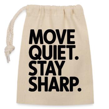 Move Quiet. Stay Sharp. - Verschließbarer Geschenkbeutel aus Baumwolle (14x20cm) - Natur - Vorne