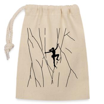 Girl climbs on rock outdoor bouldering free solo - Closable cotton gift bag (14x20cm) - nature - Front