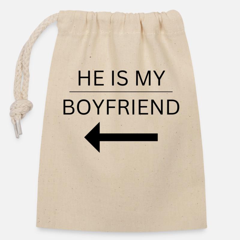 HE IS MY BOYFRIEND - Verschließbarer Geschenkbeutel aus Baumwolle (14x20cm) - Natur