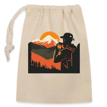 Randonneurs avec de la bière dans les montagnes, coucher de soleil - Sac cadeau en coton avec cordon (14 x 20 cm) - nature - Devant