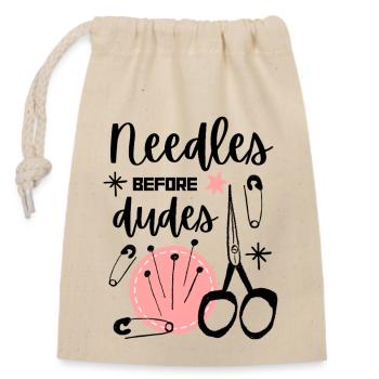 Needles Before Dudes - Funny Sewing Girl Power - Sac cadeau en coton avec cordon (14 x 20 cm) - nature - Devant