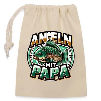 Angeln mit Papa. Buntes Angelmotiv mit Karpfen - Verschließbarer Geschenkbeutel aus Baumwolle (14x20cm) - Natur - Vorne