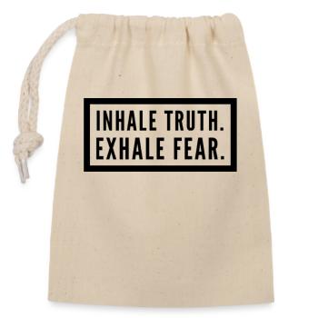 inhale truth. exhale fear. - Verschließbarer Geschenkbeutel aus Baumwolle (14x20cm) - Natur - Vorne