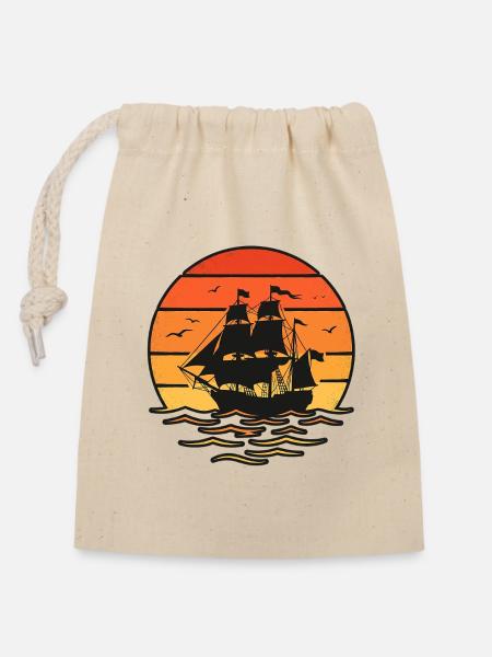 Segelschiff Sonnenuntergang - Verschließbarer Geschenkbeutel aus Baumwolle (14x20cm) - Natur