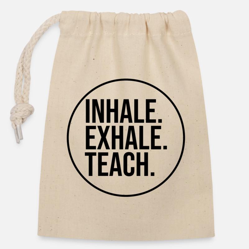 Inhale. Exhale. Teach. (schwarz) - Verschließbarer Geschenkbeutel aus Baumwolle (14x20cm) - Natur