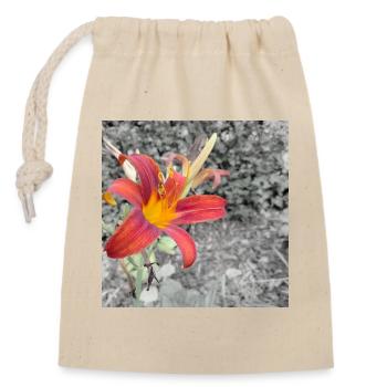 Bright daylily in colour contrast - Closable cotton gift bag (14x20cm) - nature - Front