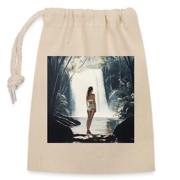 Reizende Frau am Wasserfall - Verschließbarer Geschenkbeutel aus Baumwolle (14x20cm) - Natur - Vorne