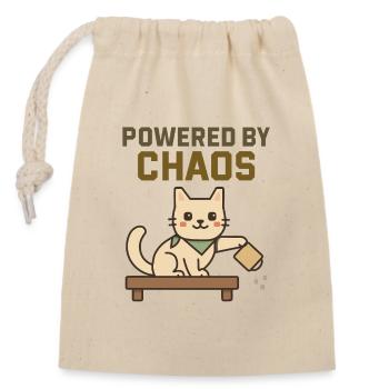Powered by Chaos - Freche Katze wirft Kaffee um - Verschließbarer Geschenkbeutel aus Baumwolle (14x20cm) - Natur - Vorne