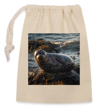 Robbe auf der Klippe am Meer - Verschließbarer Geschenkbeutel aus Baumwolle (14x20cm) - Natur - Vorne