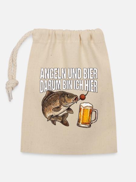 Karpfen Angeln Und Bier - Verschließbarer Geschenkbeutel aus Baumwolle (14x20cm) - Natur