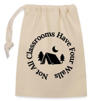 Toutes les salles de classe n’ont pas quatre murs – Chemise de voyage - Sac cadeau en coton avec cordon (14 x 20 cm) - nature - Devant