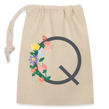 Elegant letter 'Q' with flowers - Closable cotton gift bag (14x20cm) - nature - Front