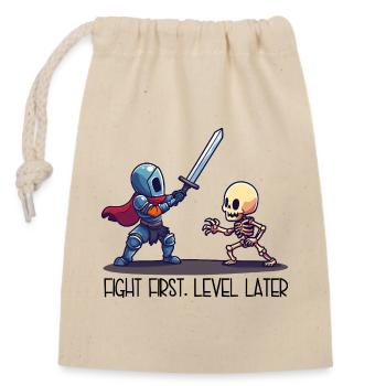 First Fight, Level Later – Ritter vs Skelett - Verschließbarer Geschenkbeutel aus Baumwolle (14x20cm) - Natur - Vorne