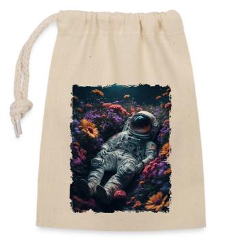 Astronaut lying in Blumenfeld - Closable cotton gift bag (14x20cm) - nature - Front